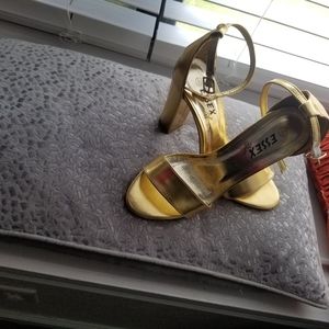 Cute strappy sandals ( new without tag)